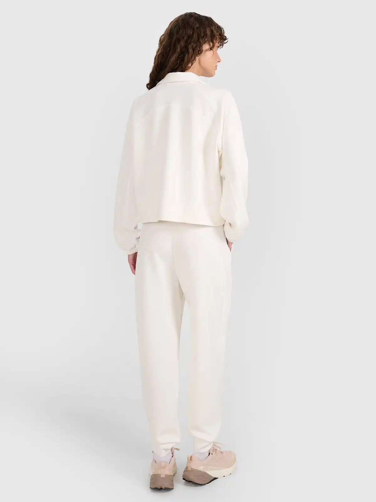 Joggeri pentru femei 4F F1180 4FWAW25TTROF1180 off white
