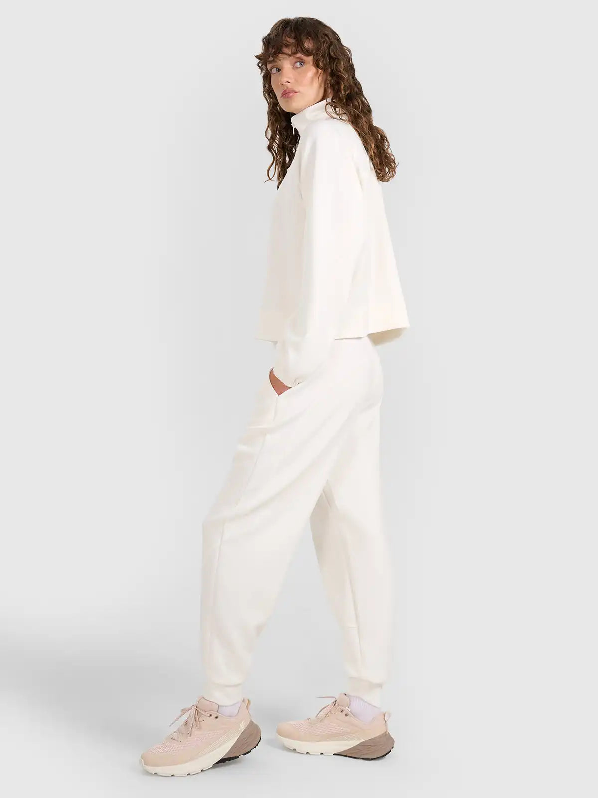 Joggeri pentru femei 4F F1180 4FWAW25TTROF1180 off white