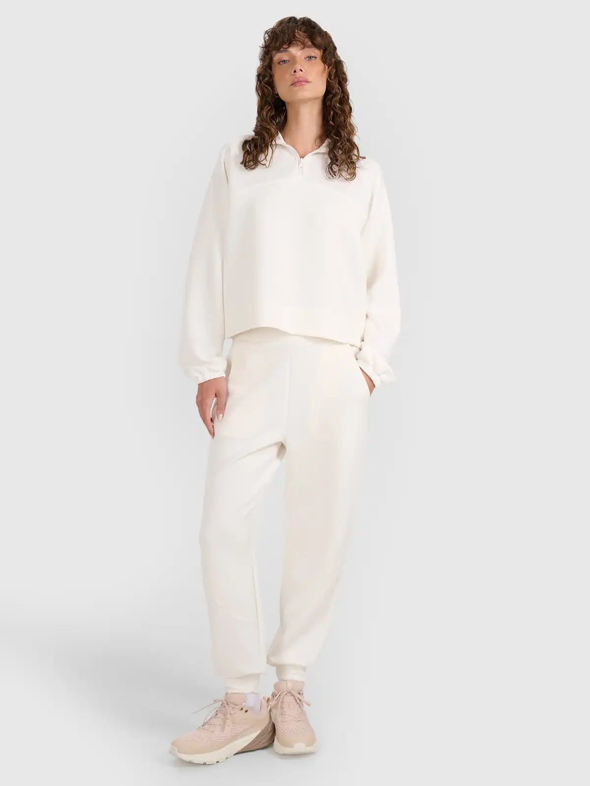 Joggeri pentru femei 4F F1180 4FWAW25TTROF1180 off white