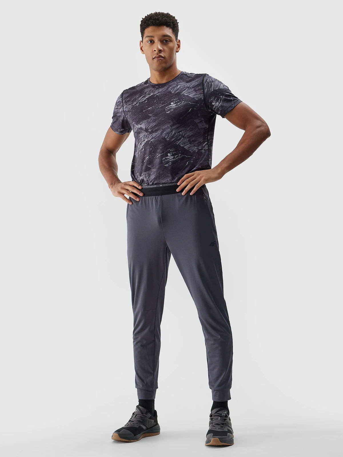 Pantaloni de sport pentru bărbați 4F M525 4FWSS24TFTRM525 Anthracite