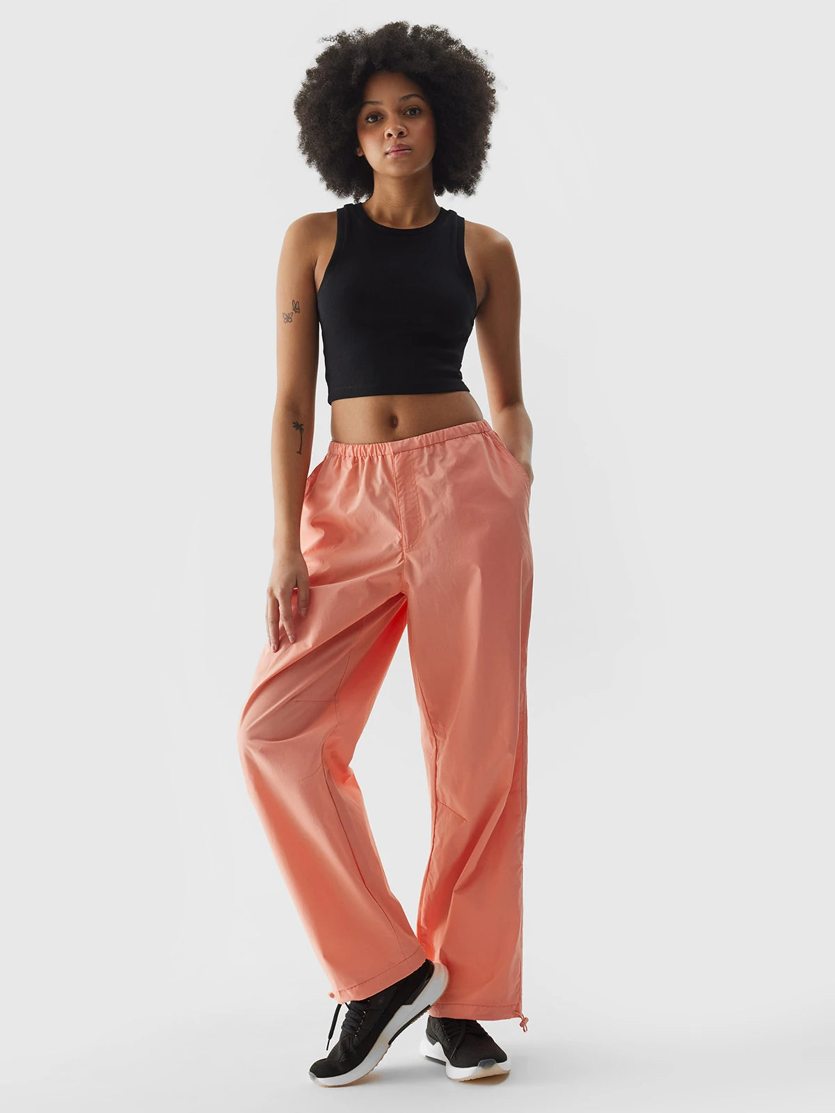 Pantaloni sport pentru femei 4F F643 4FWSS24TTROF643 Coral