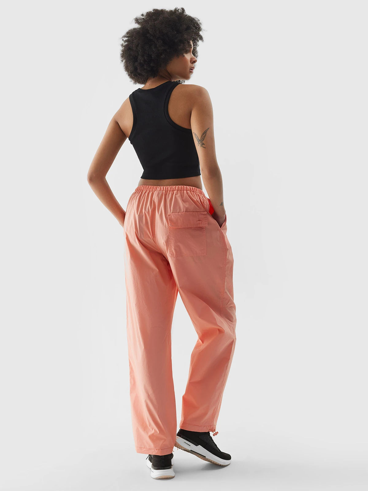 Pantaloni sport pentru femei 4F F643 4FWSS24TTROF643 Coral