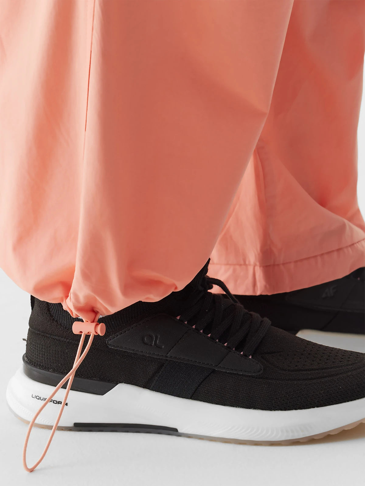 Pantaloni sport pentru femei 4F F643 4FWSS24TTROF643 Coral