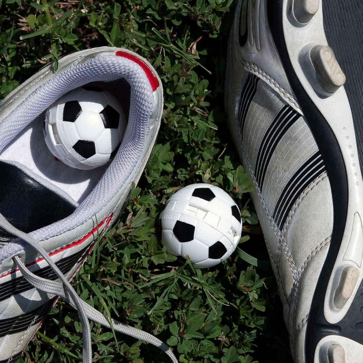 Detergent pentru pantofi SofSole SneakerBalls Football 20058