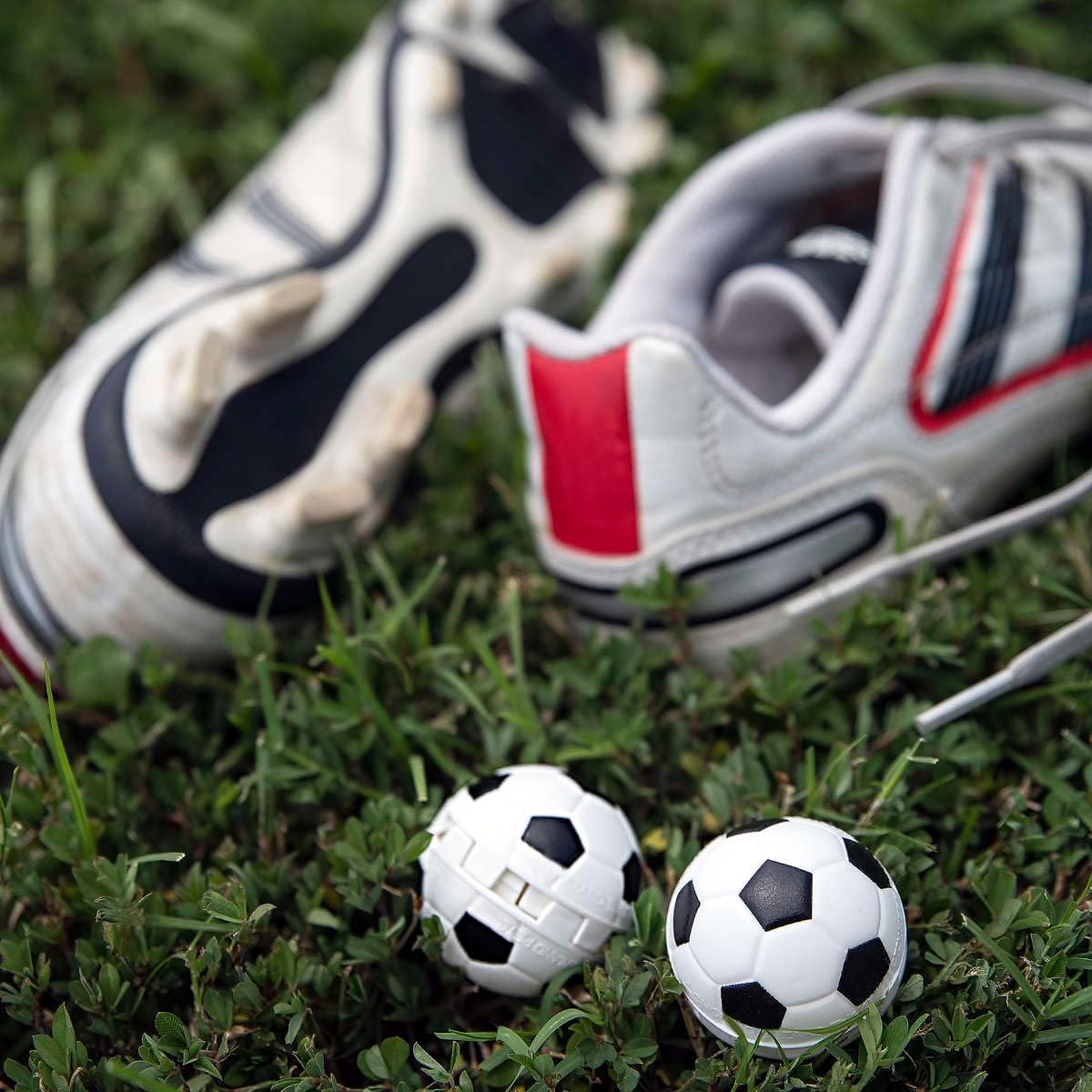 Detergent pentru pantofi SofSole SneakerBalls Football 20058