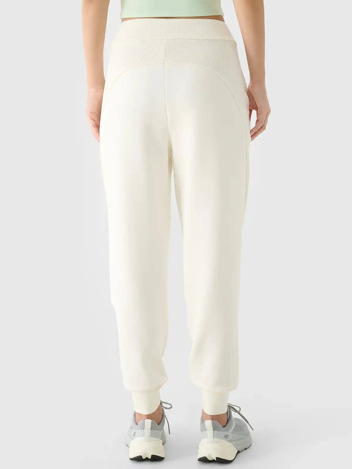 Joggeri pentru femei 4F F1180 4FWAW25TTROF1180 off white