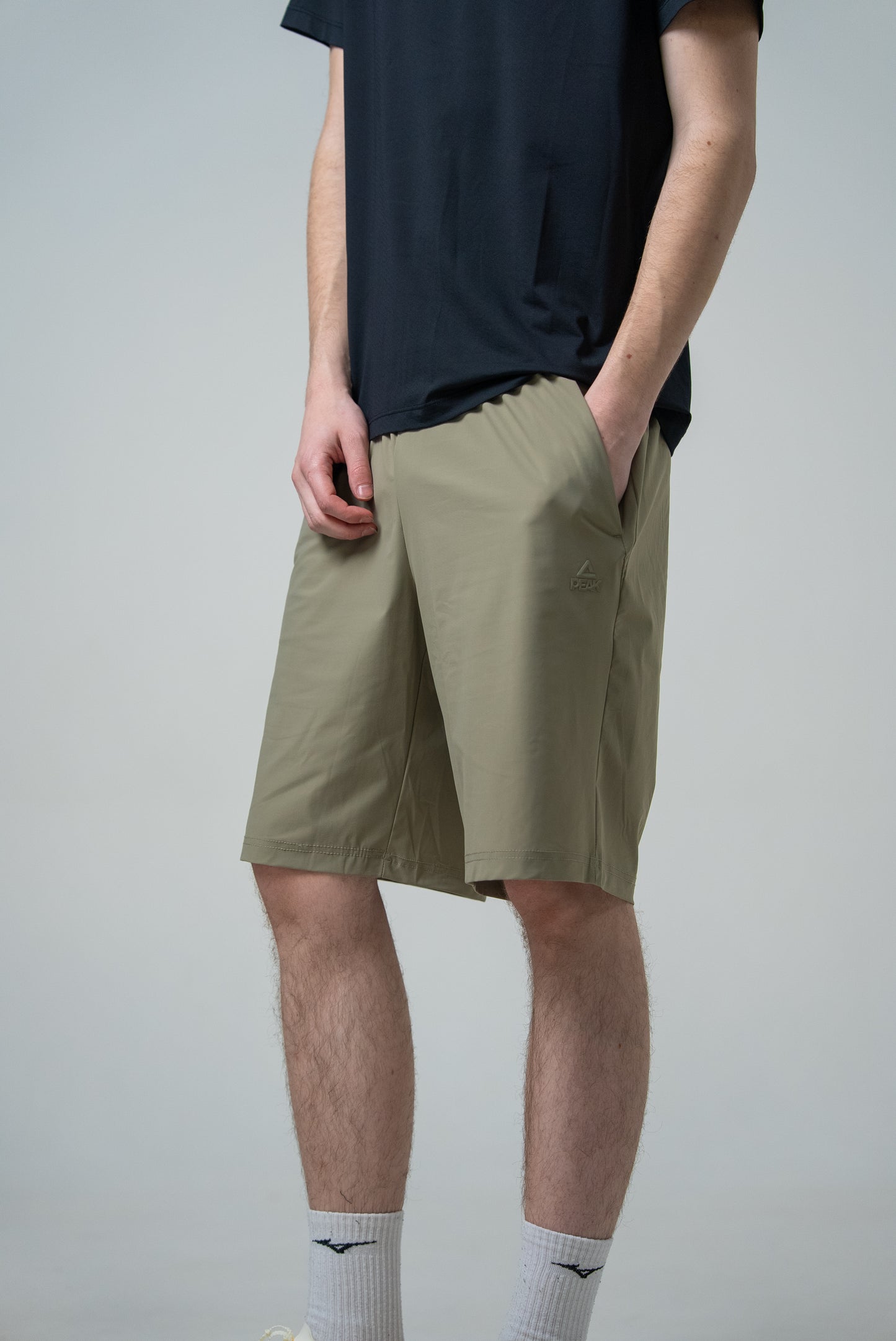 Pantaloni scurți de antrenament pentru bărbați Peak FW3252471 grey olive