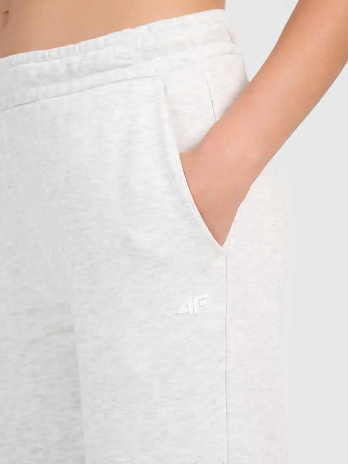 Pantaloni sportivi pentru femei casual 4F F1789 4FWMM00TTROF1789 cold light grey melange