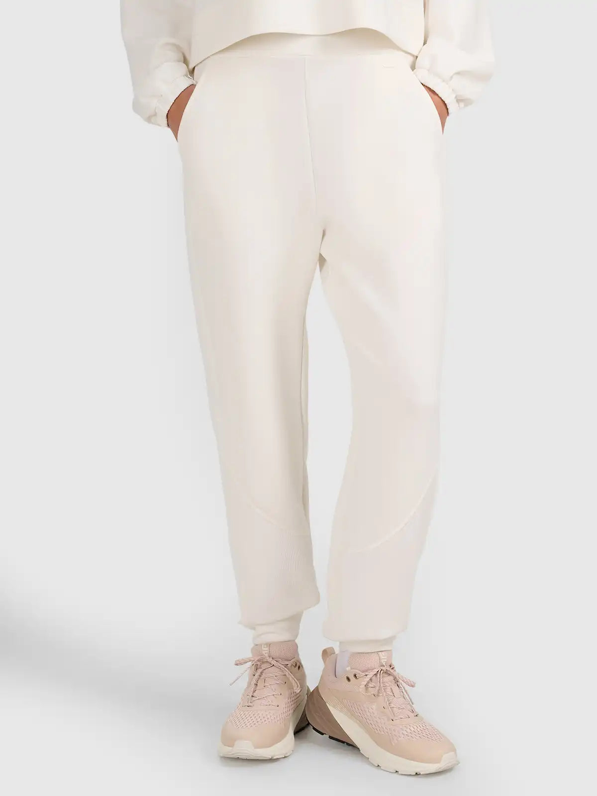 Joggeri pentru femei 4F F1180 4FWAW25TTROF1180 off white