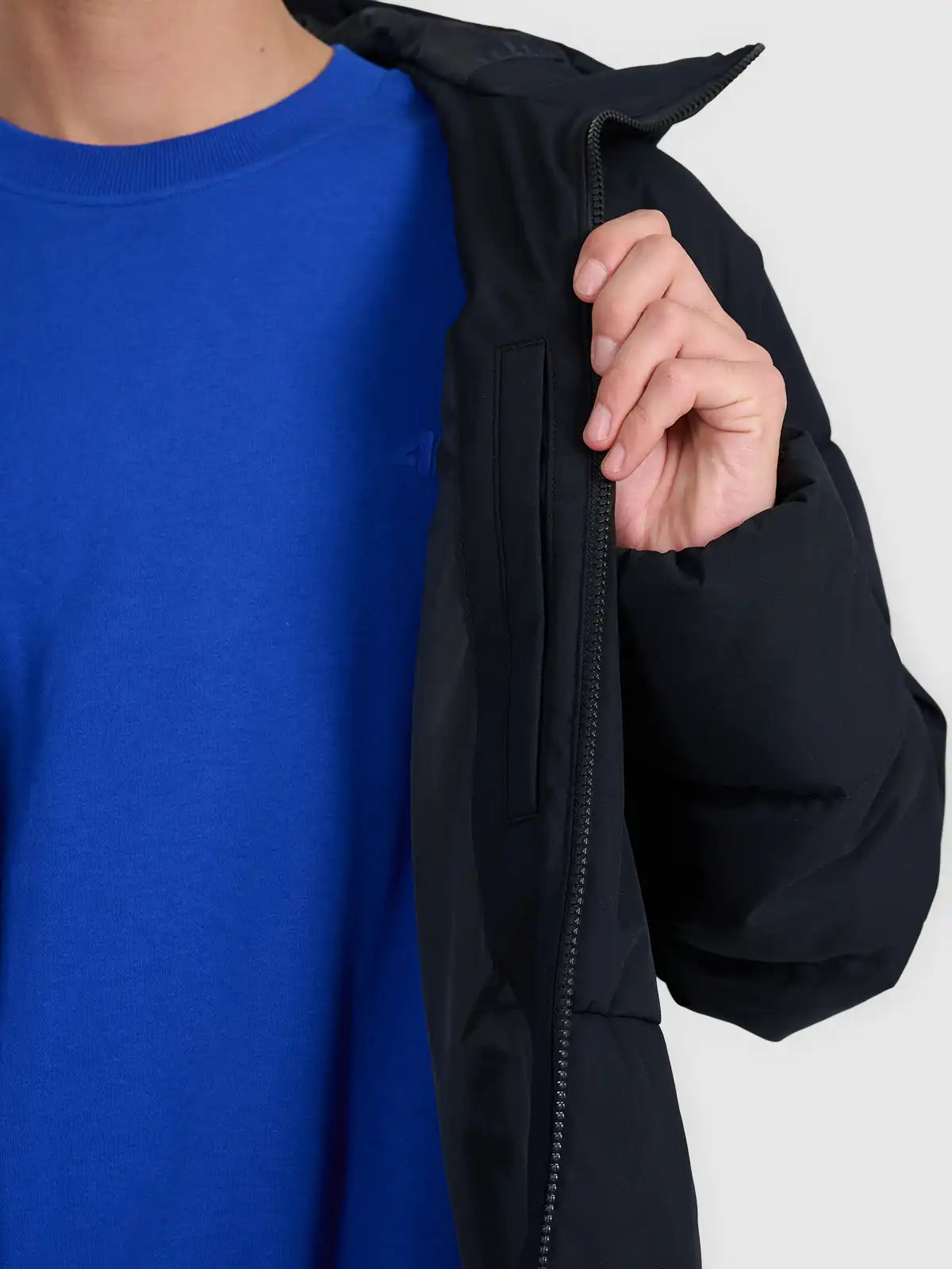 Jacheta de puf pentru bărbați cu glugă 4F M0710 4FWAW25TDJAM0710 deep black