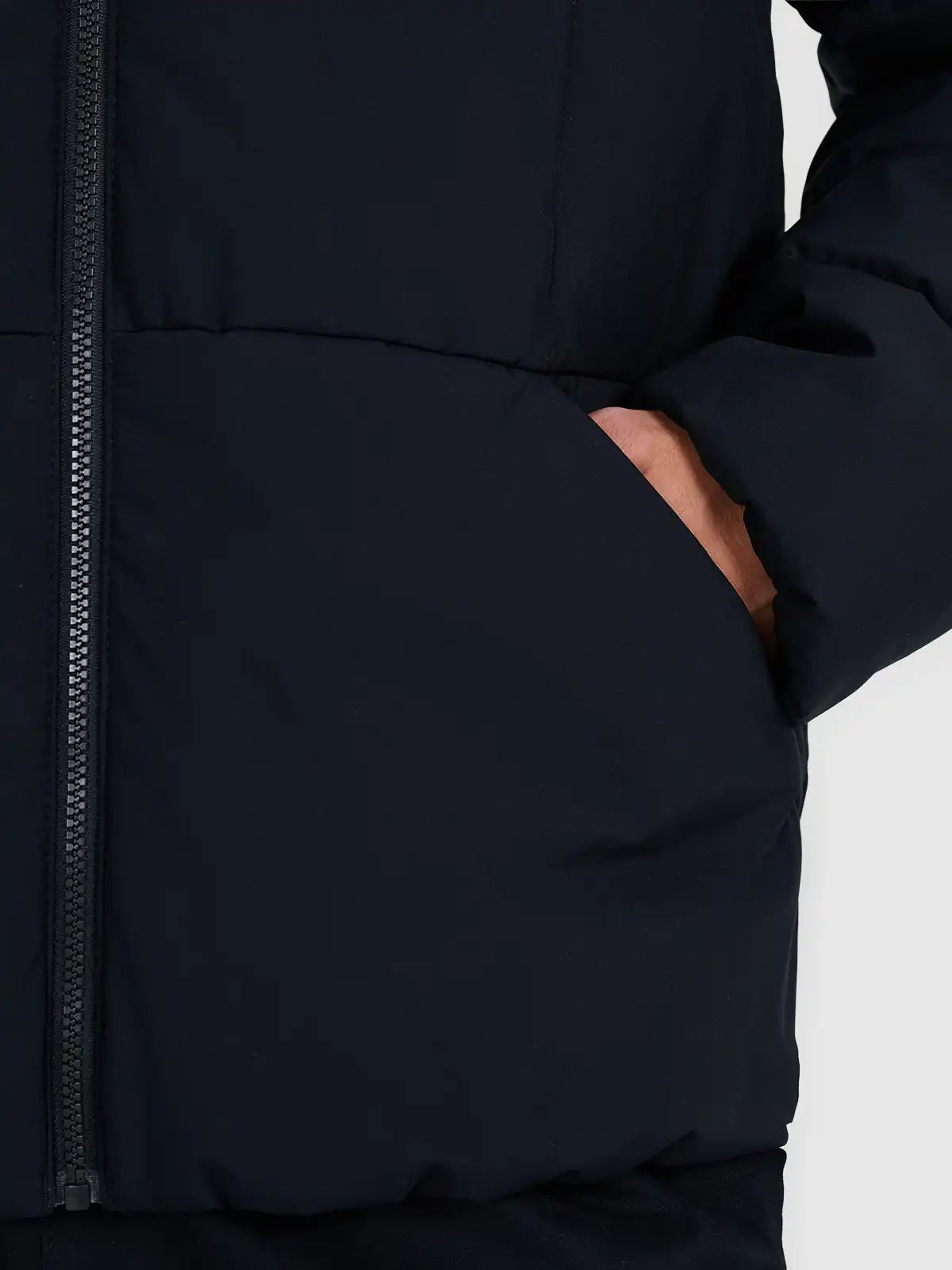 Jacheta de puf pentru bărbați cu glugă 4F M0710 4FWAW25TDJAM0710 deep black