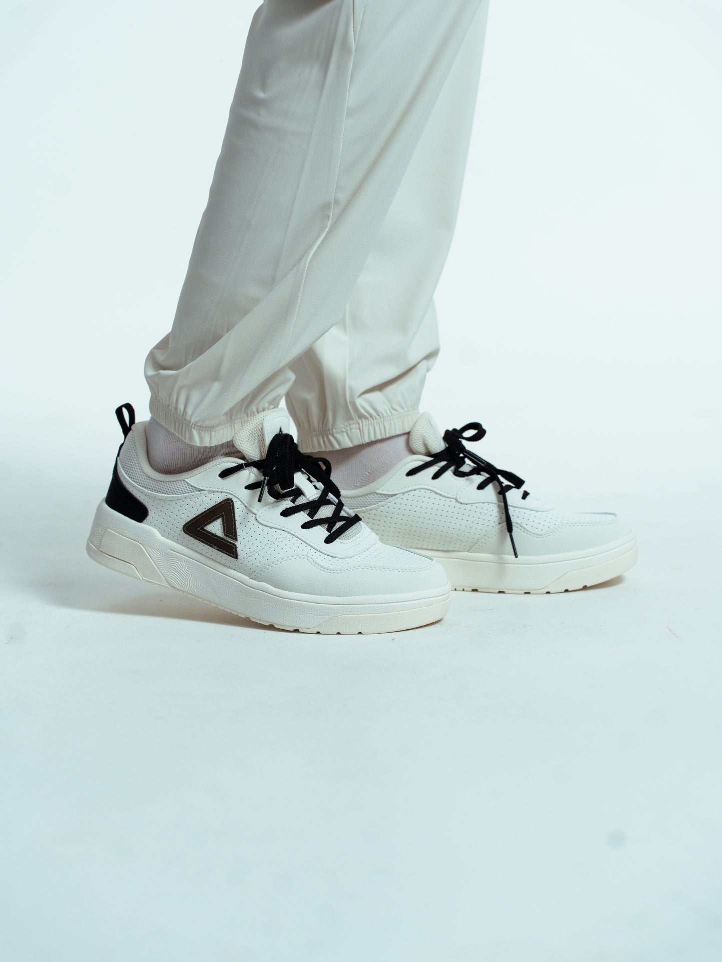Кроссовки женские Peak Casual EXT52368B white/black
