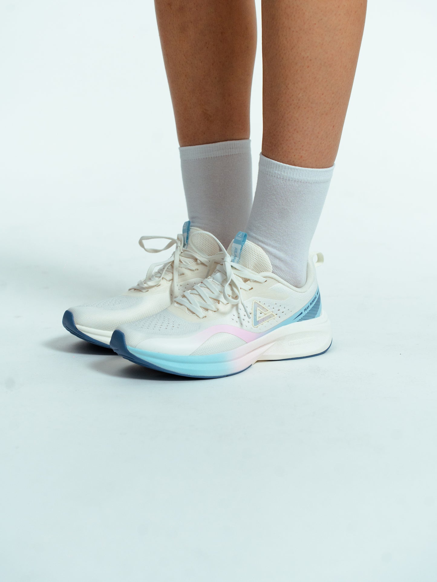 Кроссовки женские для бега Peak EXT52218H white/pink/blue