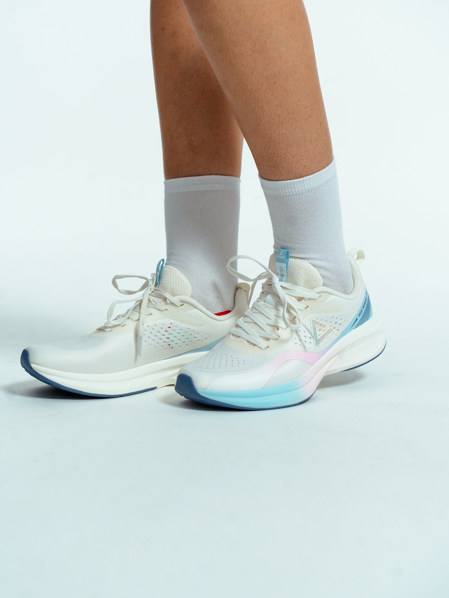 Кроссовки женские для бега Peak EXT52218H white/pink/blue