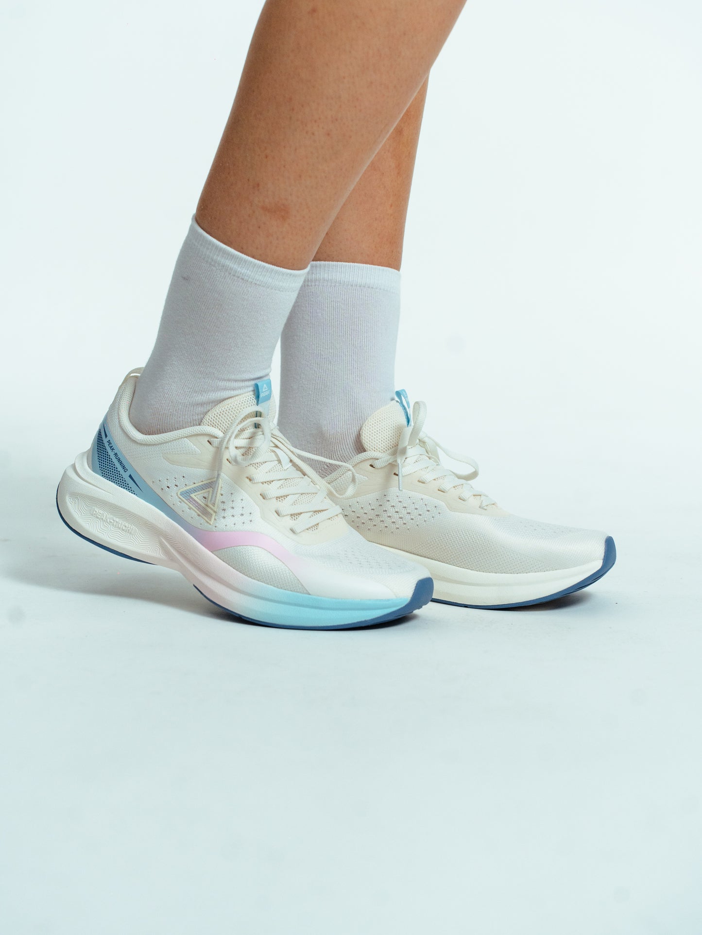 Кроссовки женские для бега Peak EXT52218H white/pink/blue