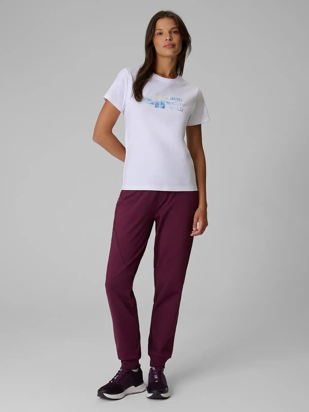 Pantaloni sportivi pentru femei 4F F1753 4FWAW26TTROF1753 dark pink 
