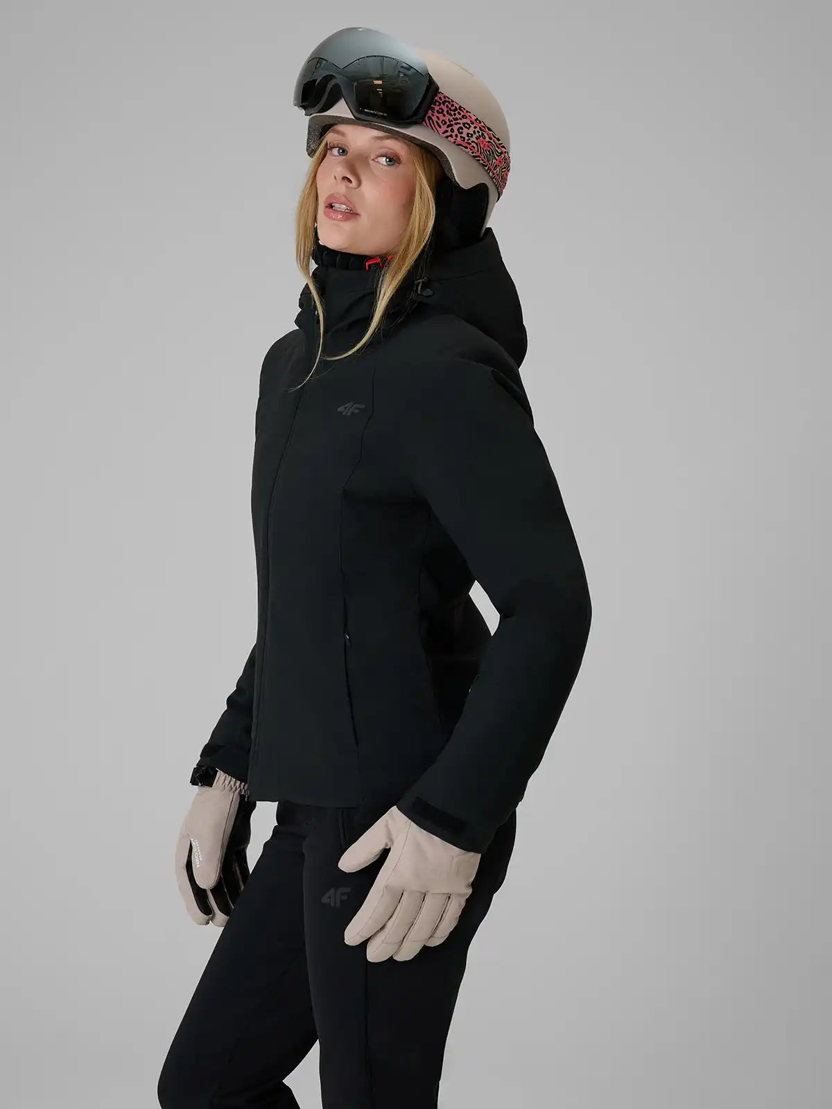 Женская лыжная куртка  4F F1221 4FWAW26TTJAF1221 deep black
