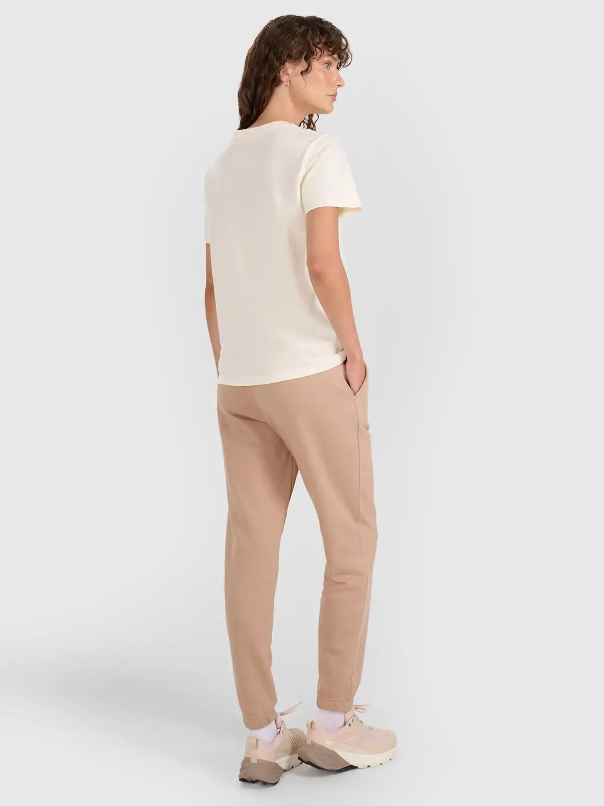Joggeri pentru femei 4F  F1269 4FWAW25TTROF1269 beige