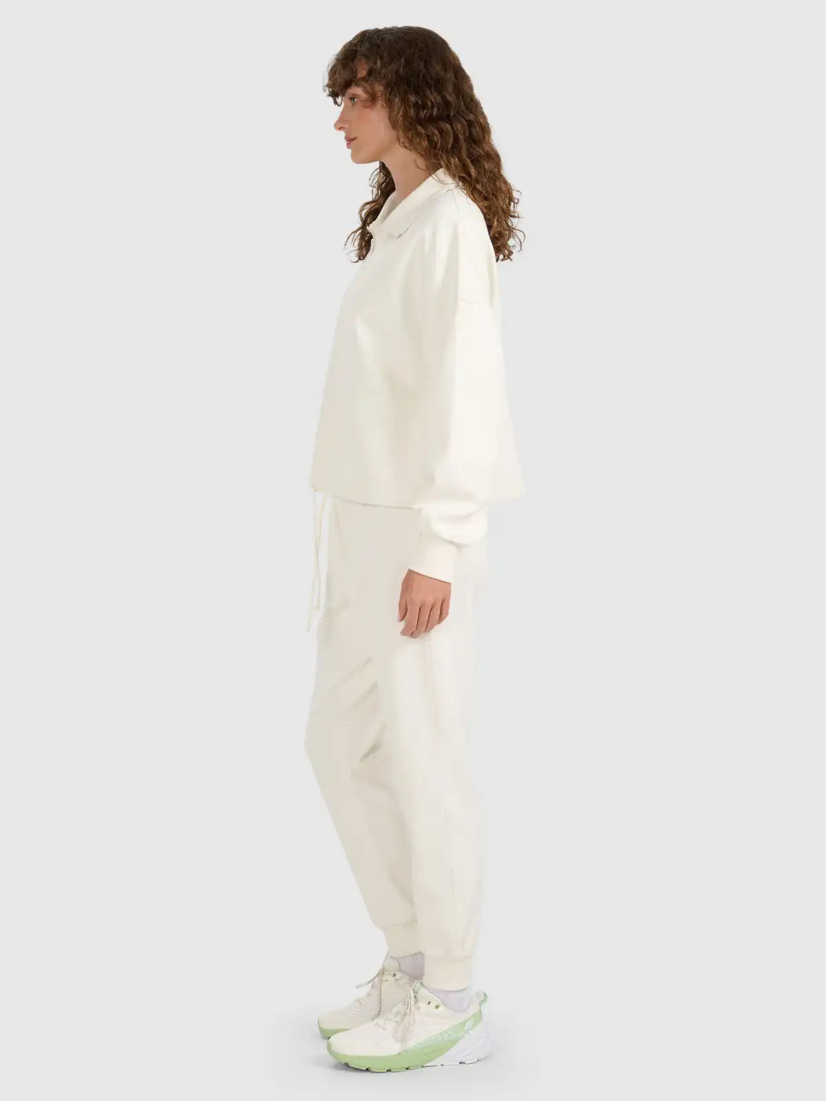 Joggeri pentru femei 4F F1196 4FWAW25TTROF1196 creme