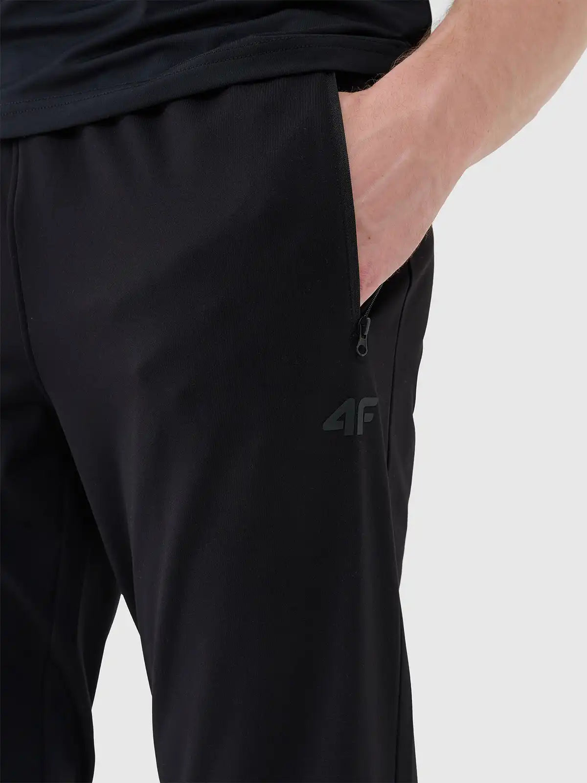 Pantaloni sportivi pentru bărbați 4F M1046 4FWSS26TFTRM1046 deep black 