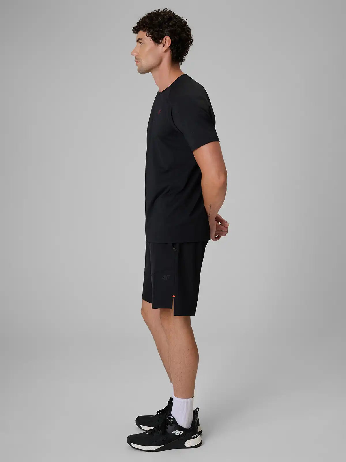 Pantaloni scurți de fitness pentru bărbați 4F M1588 4FWAW26TFSHM1588 deep black
