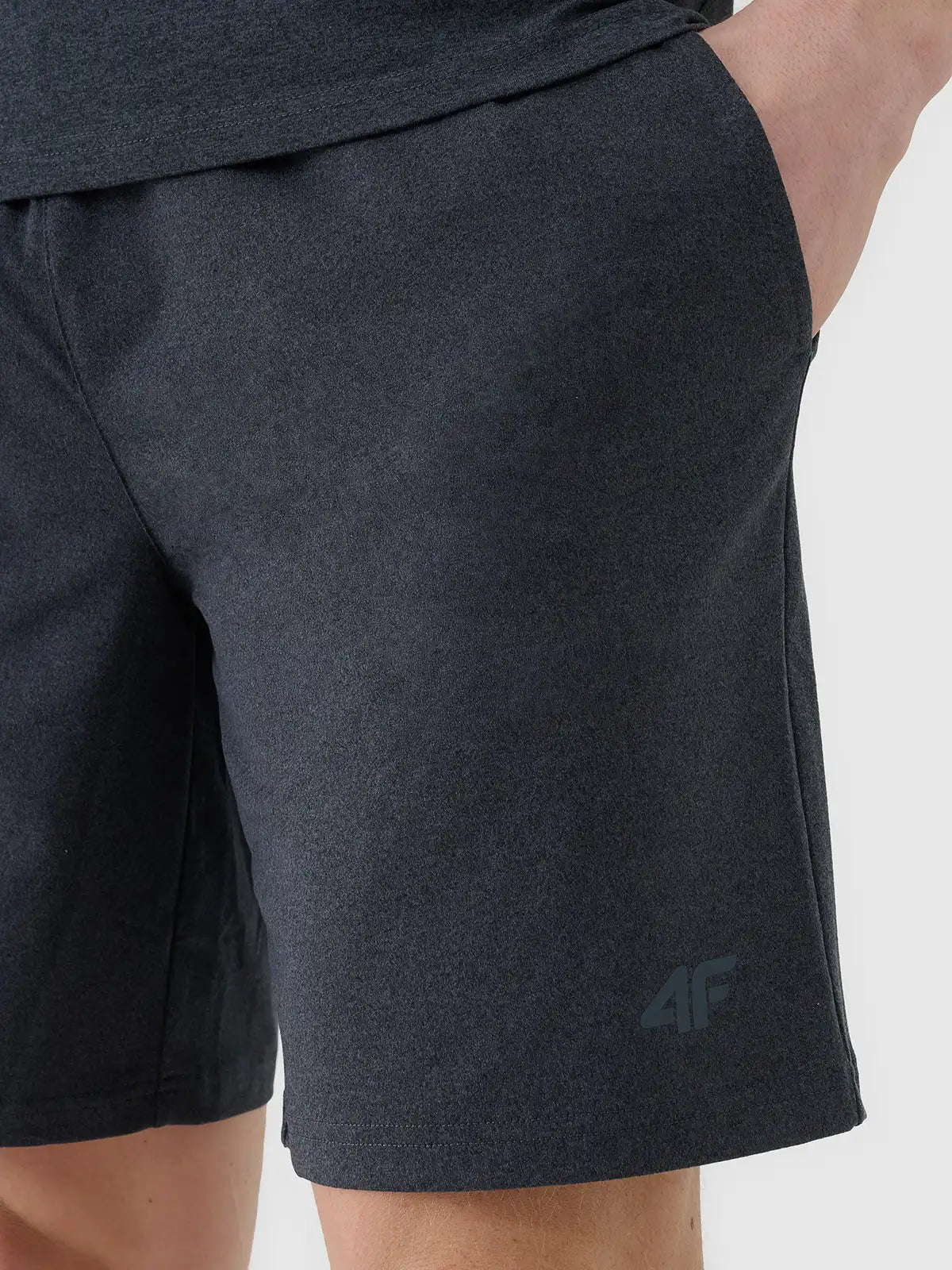 Pantaloni scurți de antrenament pentru bărbați  4F M1277 4FWSS26TFSHM1277 anthracite melange