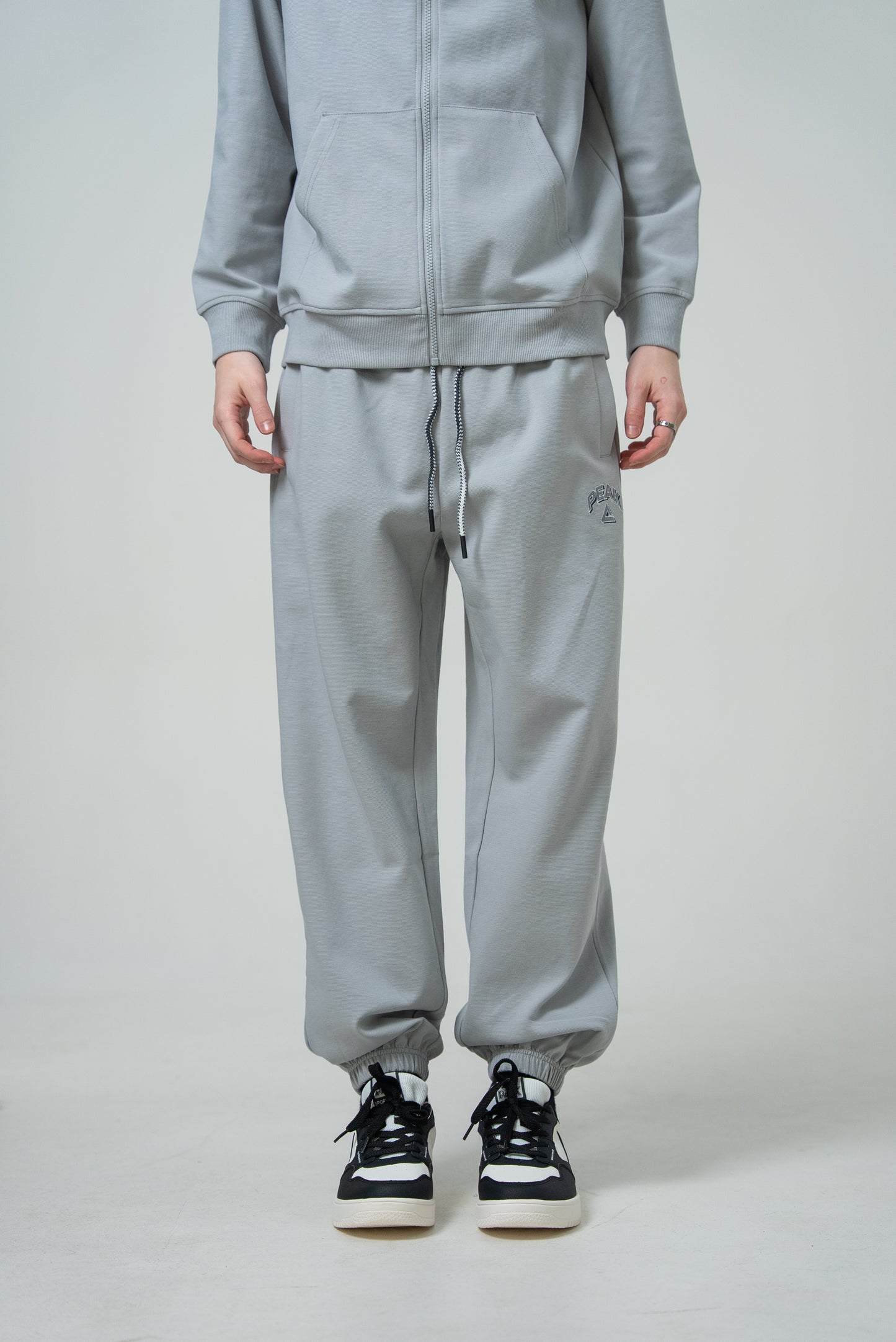 Pantaloni spotivi pentru bărbați Peak FWB253031 lt.grey