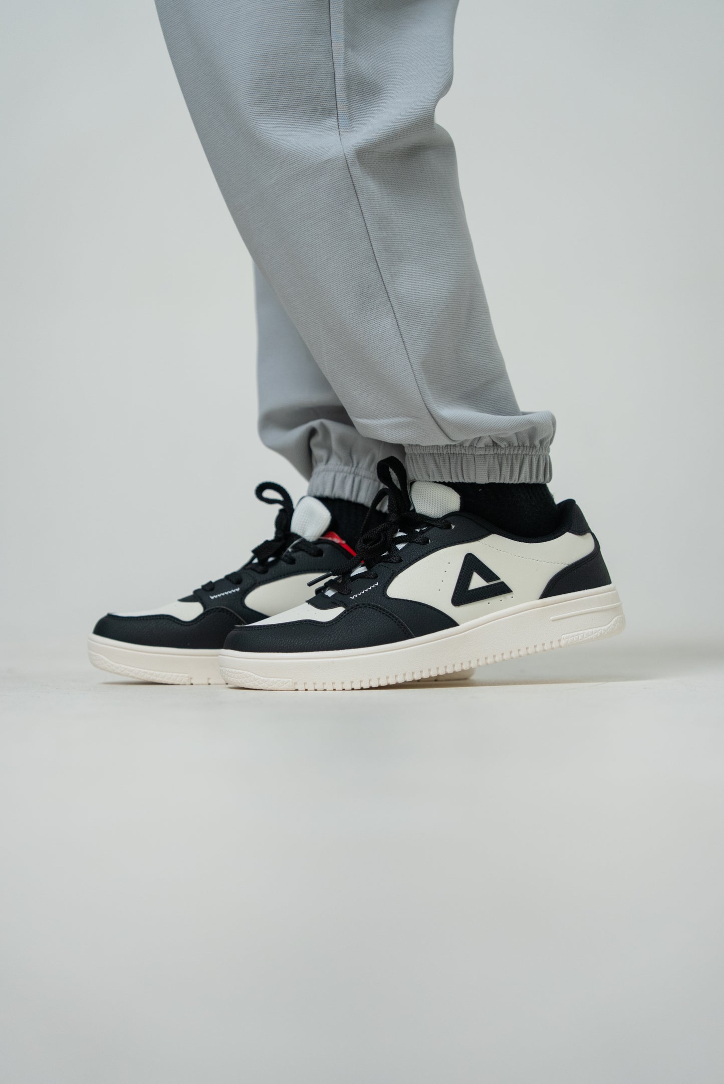 Adidași pentru bărbați Peak Casual  Retro Board EXT53527D black/white