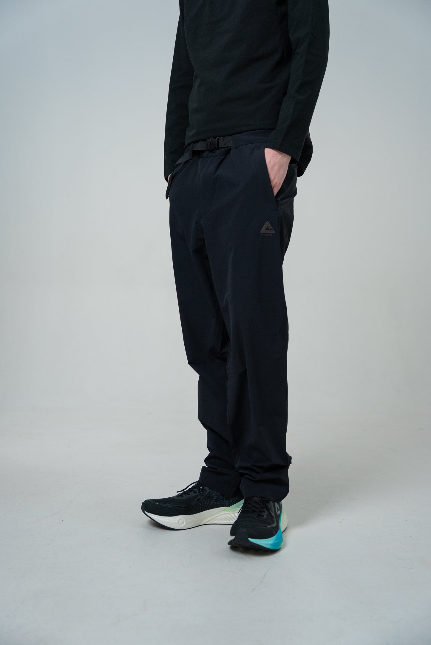 Pantalonii sport pentru bărbați Peak FW3253301 black