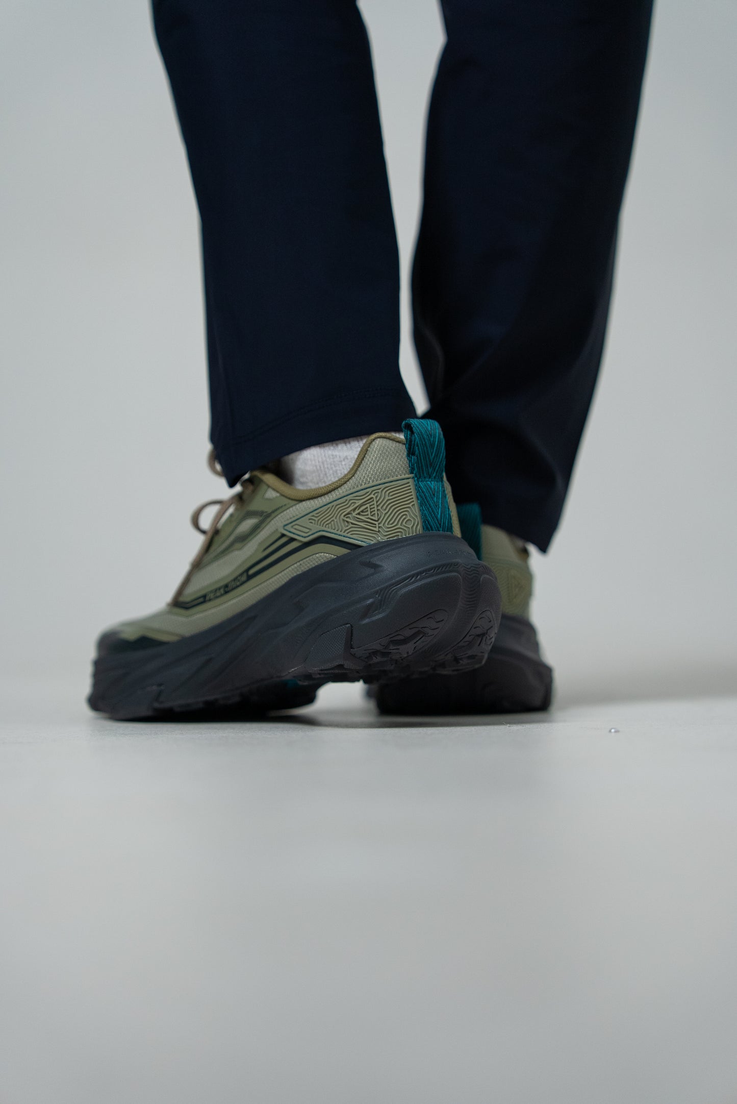 Кроссовки мужские Peak Casual EXT53847G Traveller V1 ash green