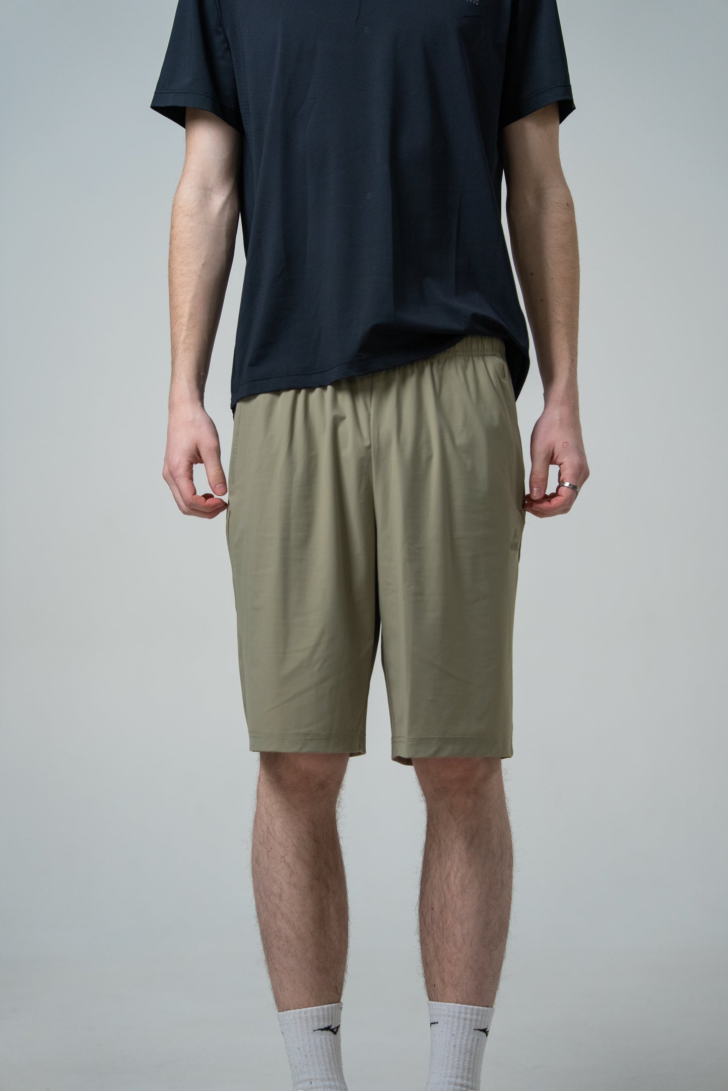 Pantaloni scurți de antrenament pentru bărbați Peak FW3252471 grey olive