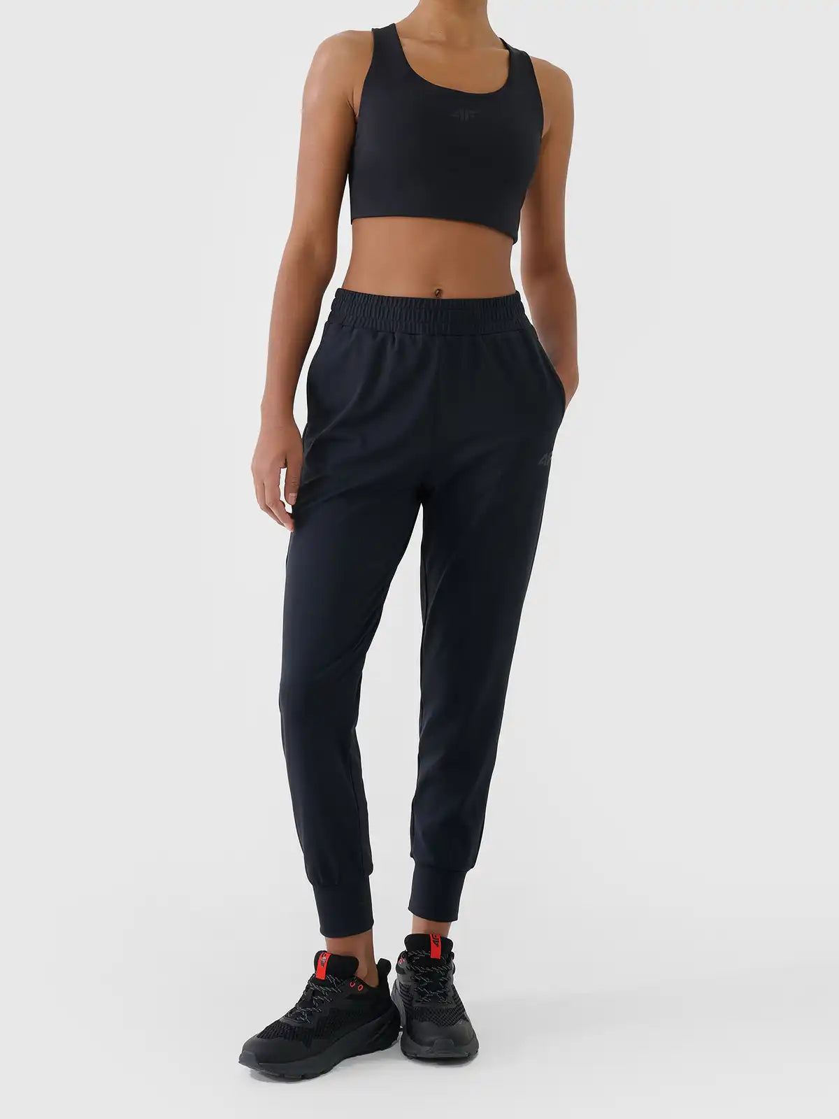  Pantaloni sport pentru femei 4F  F1074 4FWSS26TFTRF1074 deep black