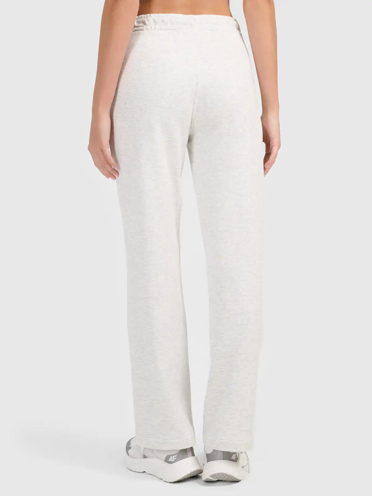 Pantaloni sportivi pentru femei casual 4F F1789 4FWMM00TTROF1789 cold light grey melange