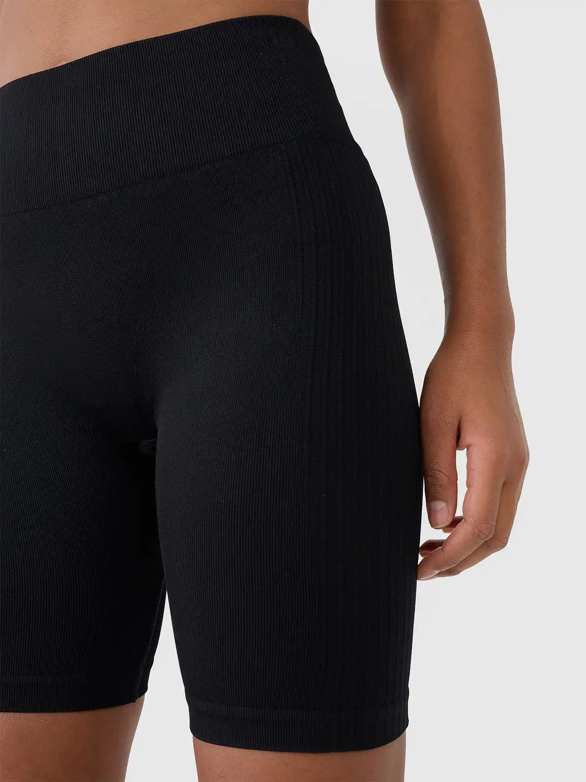 Женские короткие леггинсы для фитнеса 4F F087 4FWSS26TFSTF087 deep black