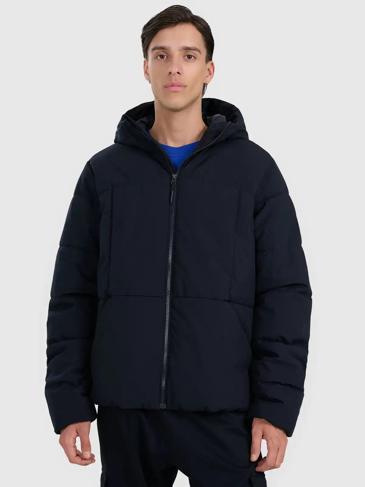 Jacheta de puf pentru bărbați cu glugă 4F M0710 4FWAW25TDJAM0710 deep black