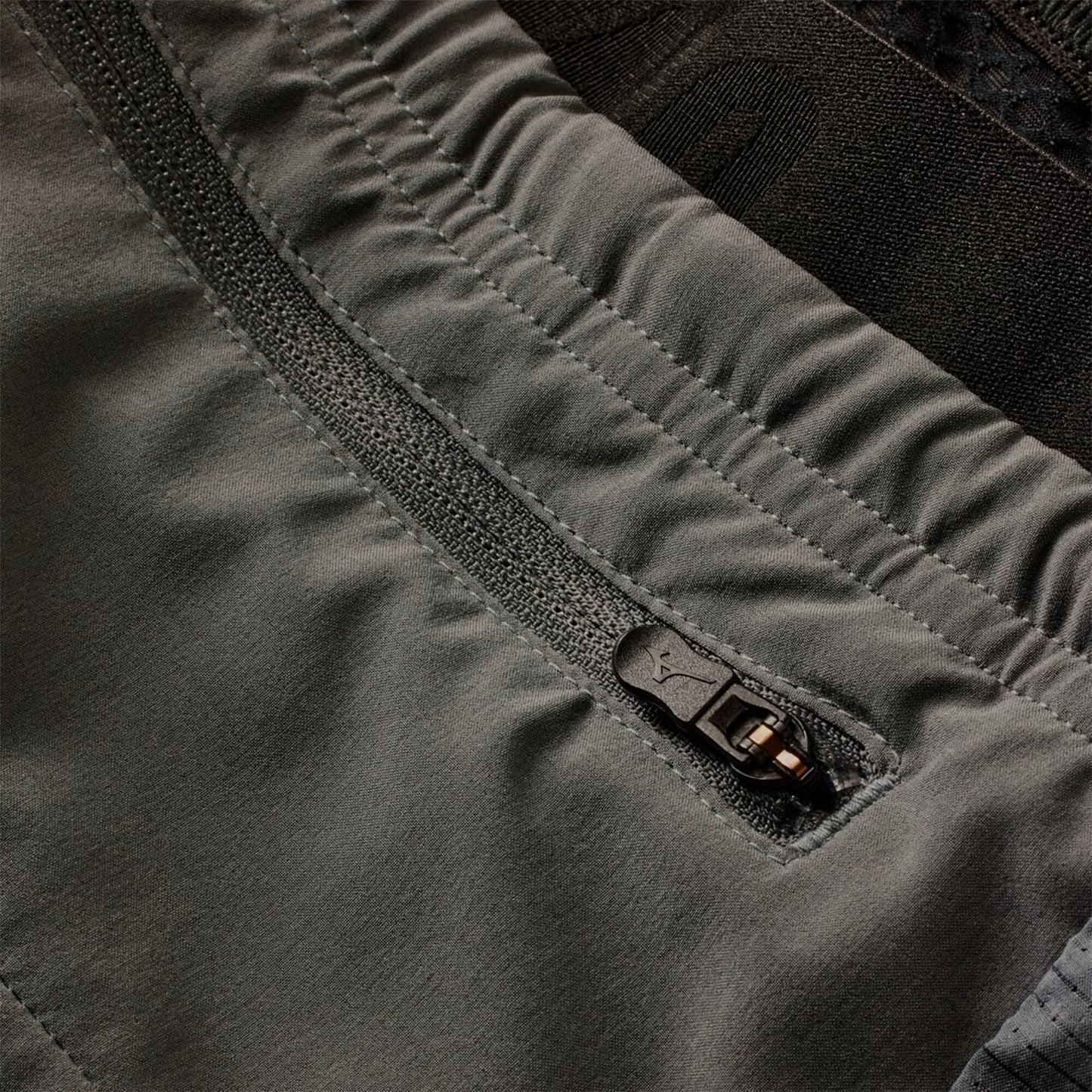 Pantalonii scurți de alergare pentru bărbați Mizuno Active Alpha 2in1 5.5 Inches Short J2GBD005 08